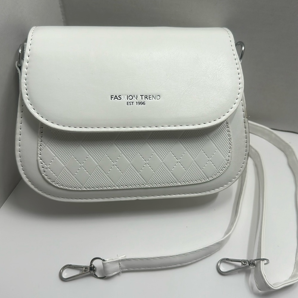🔥Vintage✨ NWT Chic White Faux Leather Saddle Crossbody Bag - Trendy & Versatile! - Picture 5 of 12